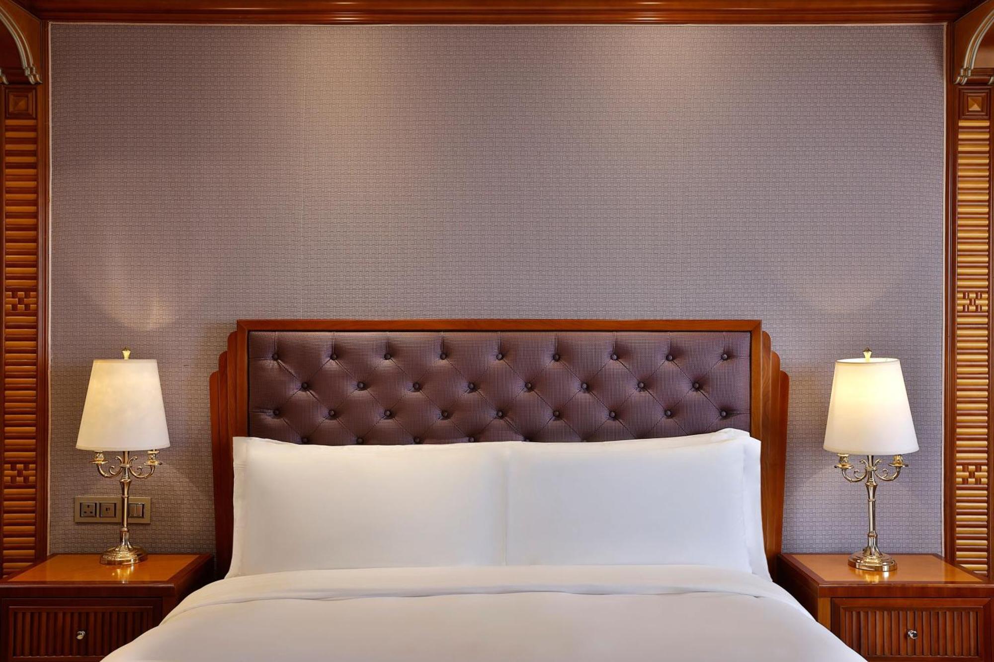 Hotel The Ritz-Carlton Dschidda Exterior foto A bed with a headboard