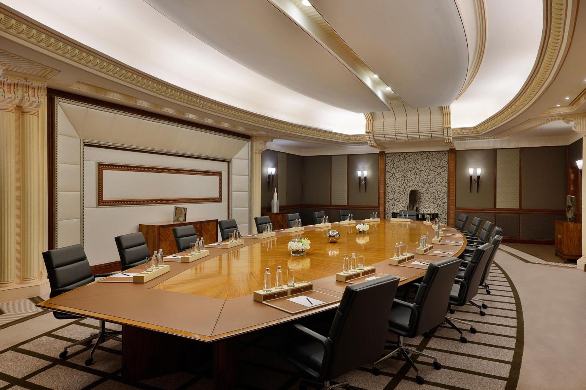 Hotel The Ritz-Carlton Dschidda Exterior foto The boardroom of the InterContinental Hotel, London, where the first meeting of the G7 was held