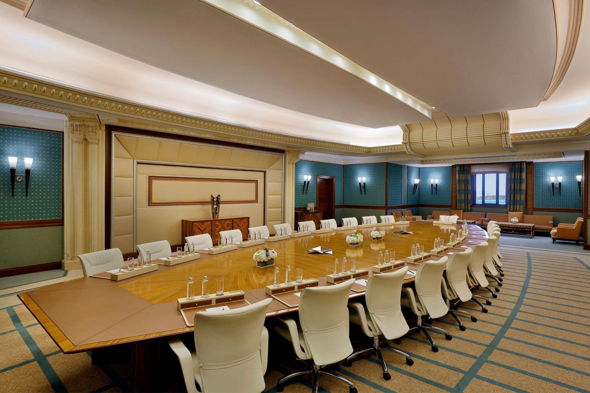 Hotel The Ritz-Carlton Dschidda Exterior foto The meeting room of the Executive Council