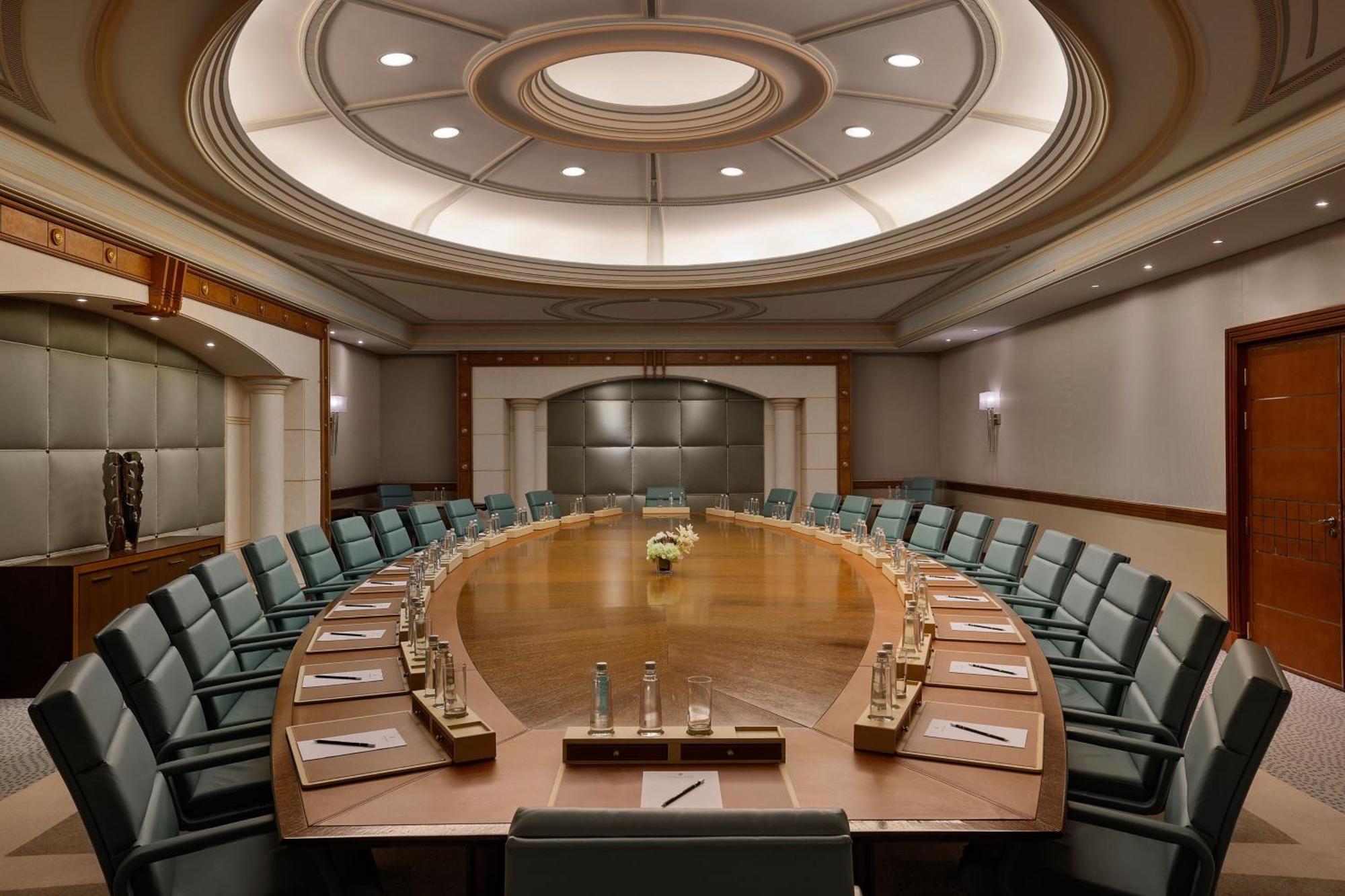 Hotel The Ritz-Carlton Dschidda Exterior foto The meeting room of the Executive Board