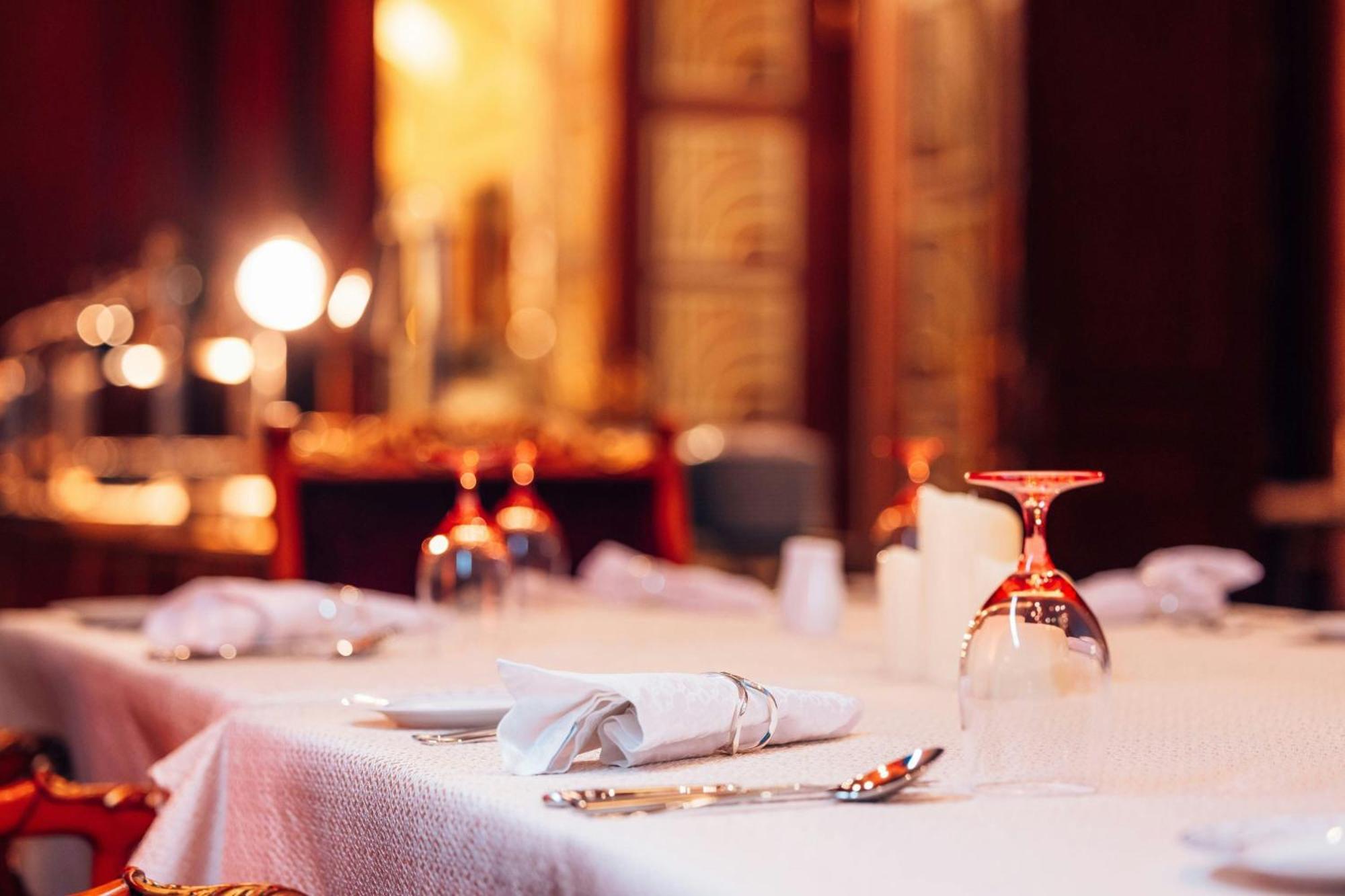 Hotel The Ritz-Carlton Dschidda Exterior foto A restaurant table set for fine dining
